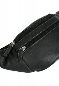 Marsupio in pelle nera con diverse tasche con zip, superficie testurizzata e cuciture bianche a contrasto. Presenta dettagli in metallo argentato.