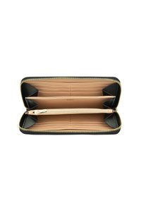 Portefeuille en cuir noir avec fermeture zippée, dotée de plusieurs emplacements pour cartes et de compartiments, intérieur lisse avec des accents beige et quincaillerie dorée.
