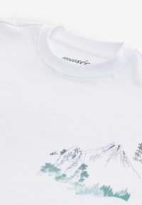 Weißes Baumwoll-T-Shirt mit einem Berglandschaftsprint in Blau- und Grüntönen, mit feinen Details und einem Rundhalsausschnitt.