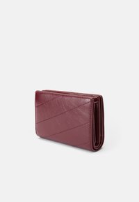 Bordeauxfarbene Brieftasche aus strukturiertem Leder, mit diagonalen Nähten, einem kompakten Design und einer glatten Oberfläche. Gefaltet mit abgerundeten Kanten.