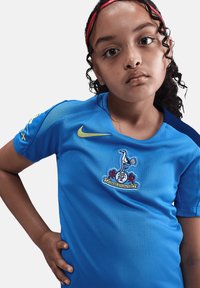 Maillot de football Nike bleu à manches courtes, en tissu texturé, avec le logo du club sur la poitrine et des accents jaunes sur l'épaule.