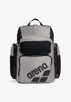 Grauer und schwarzer Arena-Rucksack mit mehreren Reißverschlussfächern und einem oberen Griff.