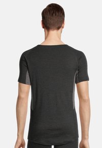 Herres kortærmet shirt i mørkegrå med rund hals, featuring grå sidepaneler og en afslappet pasform. Lavet af blødt, tekstureret stof.