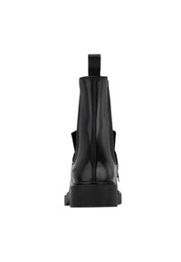 Stivale ankle in pelle nera con linguetta, pannelli elastici laterali e tacco basso, mostrato di schiena su uno sfondo bianco.