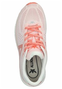 Scarpa da corsa rosa chiaro con tomaia in mesh traspirante, lacci testurizzati, colletto per caviglia imbottito e suola bianca. Presenta il logo sulla soletta.