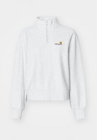 Grå fleece-pullover med halv-zip krage, ribbestrikkede cuffs og midje. Har et lite brodert logo i gul og burgunder.