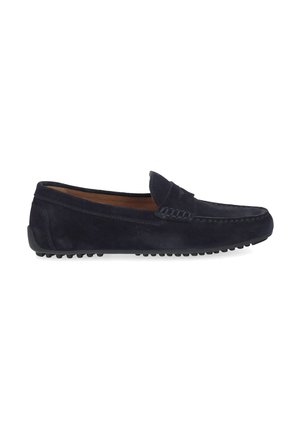 Schwarzer Herren-Loafer aus Wildleder mit abgesteppten Details und Gummisohle mit Noppen, seitlich auf weißem Hintergrund.