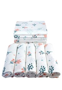 Set van zes opgerolde katoenstoffen met een witte achtergrond en aquarellen van bloemen in pastelroze, groen en donkerblauwe patronen.