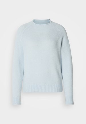 Jasnoniebieski sweter wykonany z miękkiego materiału, z okrągłym dekoltem i prążkowanymi mankietami oraz dolnym brzegiem. Charakteryzuje się prostym, klasycznym wzornictwem.