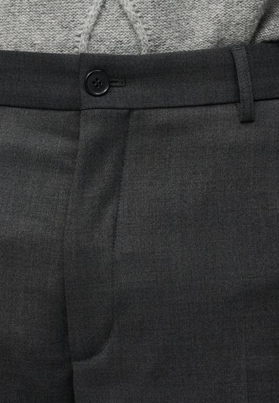 Μαύρο παντελόνι από υφασμάτινο υλικό με υφή, διαθέτει κλείσιμο με κουμπιά μπροστά, επίπεδη μπροστινή όψη και διακριτικό μοτίβο. Η ζώνη έχει ραφές που προσαρμόζονται στη μέση.