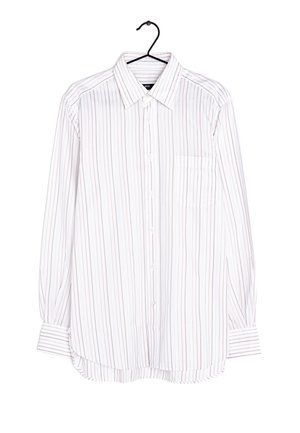 Camisa blanca de manga larga con finas rayas rojas, diseño con botones en la parte delantera, cuello puntiagudo, un bolsillo en el pecho y con dobladillo curvo. Elaborada con una tela suave.