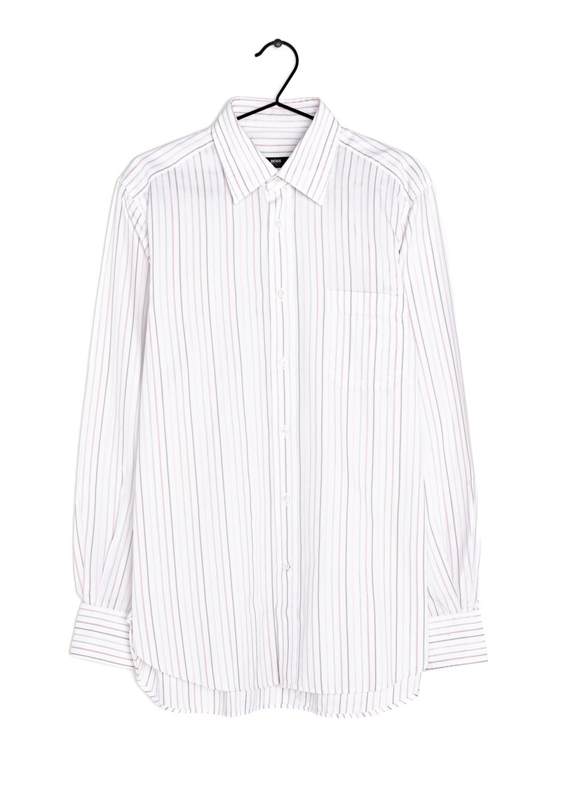 Vit långärmad skjorta med tunna röda ränder, knäppning framtill, spetsig krage, en bröstficka och rundad nederkant. Tillverkad av mjukt tyg.