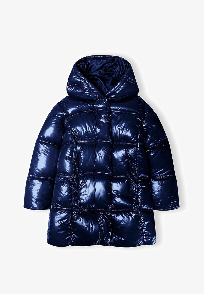 Chaqueta acolchada azul marino con un acabado brillante, que cuenta con capucha, diseño cuadrado, textura acolchada y amplios bolsillos frontales.