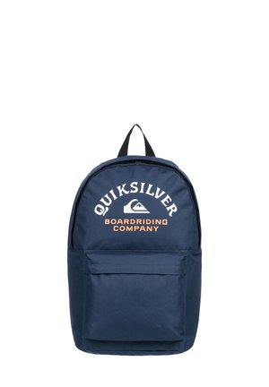 Marineblauwe stoffen rugzak met een ronde vorm, voorzien van een wit en oranje "Quiksilver" logo en een voorvak voor opbergruimte.