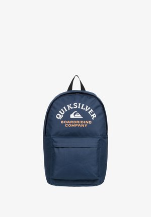 Marineblauwe stoffen rugzak met een ronde vorm, voorzien van een wit en oranje "Quiksilver" logo en een voorvak voor opbergruimte.