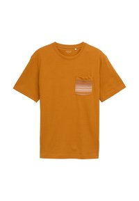 Camiseta de manga corta a rayas naranjas con un bolsillo en la parte delantera que presenta rayas horizontales de múltiples colores. Tejido suave con cuello redondo.