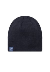 Námornícky modrá pletená čiapka s ribbed textúrou, s malou modrou nálepkou s bielym stylizovaným nápisom "NY" na boku.