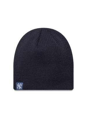 Bonnet en tricot bleu marine avec une texture côtelée, présentant une petite étiquette bleue avec un "NY" stylisé blanc sur le côté.