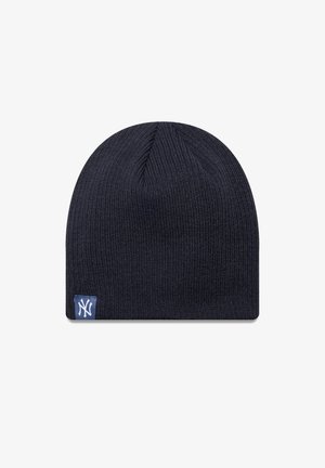 Námornícky modrá pletená čiapka s ribbed textúrou, s malou modrou nálepkou s bielym stylizovaným nápisom "NY" na boku.