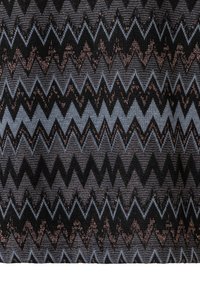 Strickstoff mit einem Zickzackmuster in Schwarz, Grau und metallischem Roségold, mit unterschiedlichen Texturen und Farbkontrasten überall.