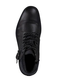 Zwarte leren enkelboot met textuurelementen, voorzien van ronde veters, een gevoerde kraag en een stevige zool. Minimalistisch ontwerp, slanke vorm.