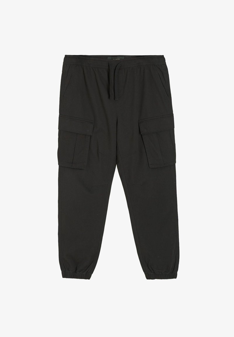 Czarne spodnie cargo wykonane z miękkiego materiału, z dwoma dużymi kieszeniami bocznymi, elastycznym pasem oraz elastycznymi mankietami przy kostkach.