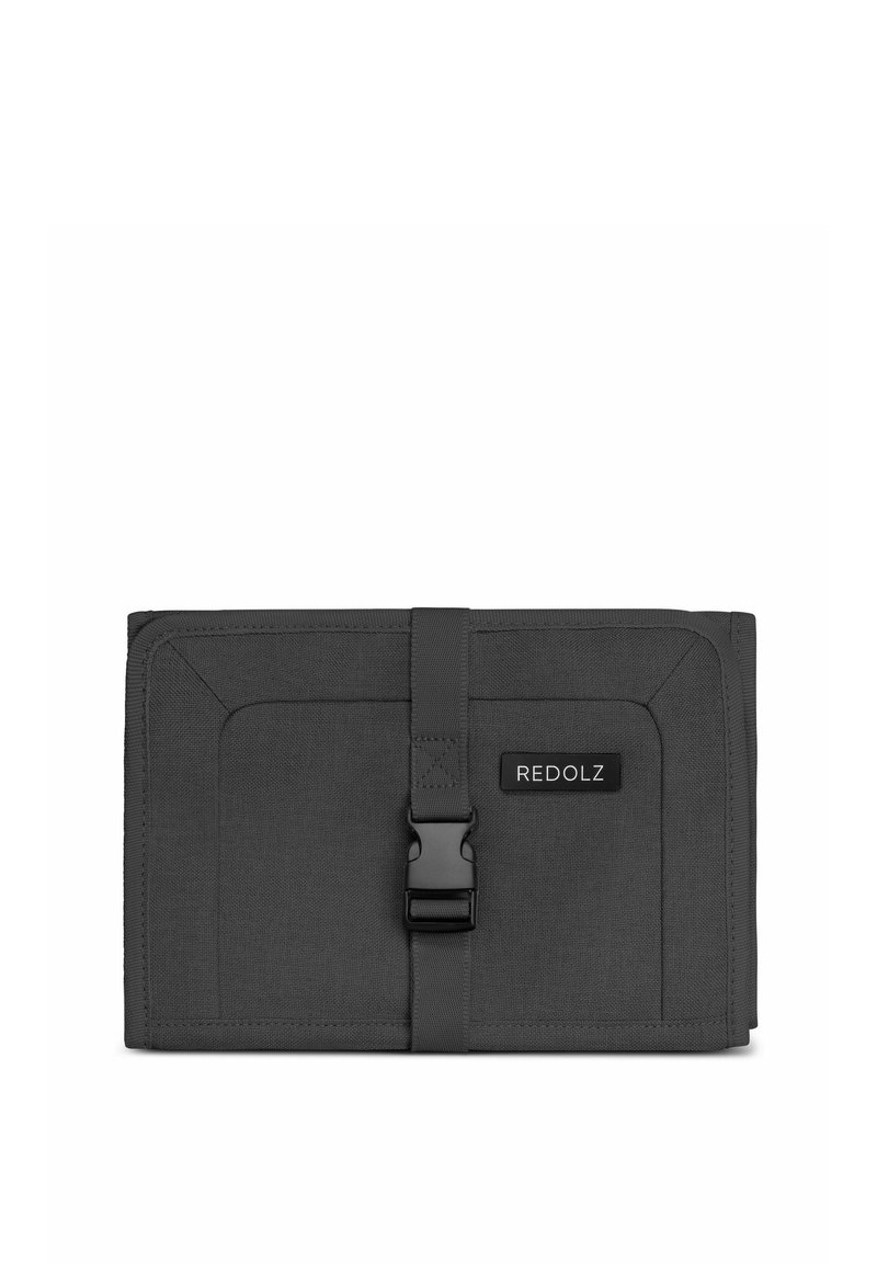 Grijze stoffen portemonnee met een textuur, voorzien van een sluiting met een gesp en een zwart etiket met de tekst "REDOLZ." Rechthoekige vorm, minimalistisch ontwerp.