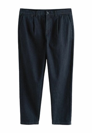 Dżinsowe spodnie w ciemnym kolorze, o prostych nogawkach, z dwoma przednimi kieszeniami, zapięciem na guzik oraz subtelnymi plisami w talii.