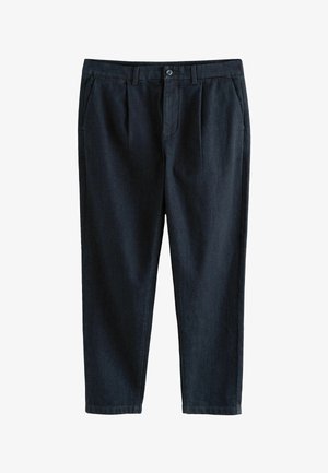 Pantaloni in denim scuro con gamba dritta, dotati di due tasche frontali, chiusura con bottone e pieghe sottili in vita.
