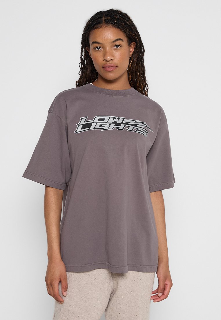 LOW LIGHTS STUDIOS® T-shirt print grijs