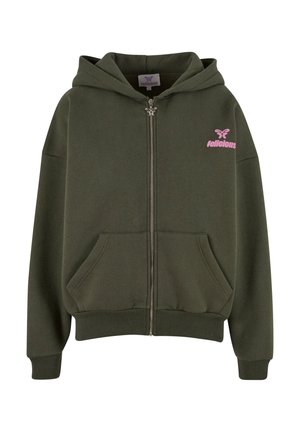 Maslinasto zelena zip-up kapuca iz mekog vlakna, s prednjim džepom, rebrastim manžetama i roze leptirastim logotipom na левом грудном delu.