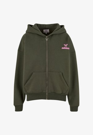 Olijfgroen ritshoodie van zacht materiaal, met een voorste zak, ribbelmanchetten en een roze vlinderlogo op de linkerborst.