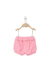 Shorts rose clair avec une taille froncée, fabriqués en tissu texturé présentant de petits motifs en œillets. Suspendus à un cintre en bois.