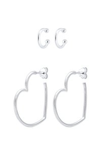 Pendientes de aro plateados en forma de corazón con un acabado pulido, acompañados de dos pequeños pendientes de aro de plata.