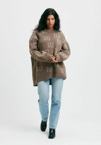 Emmamalena Stickad tröja - brun