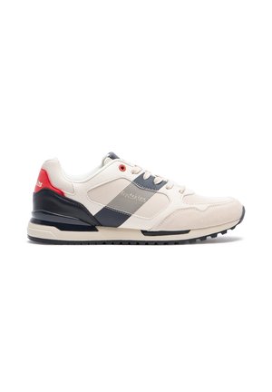 Zapatillas de deporte para hombre con parte superior en color crema, acentos en azul marino y una lengüeta trasera roja. Presentan un diseño texturizado, cordones y una suela de goma para mayor agarre.