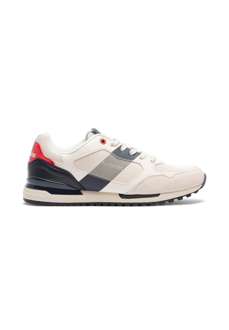 Zapatillas de deporte para hombre con parte superior en color crema, acentos en azul marino y una lengüeta trasera roja. Presentan un diseño texturizado, cordones y una suela de goma para mayor agarre.