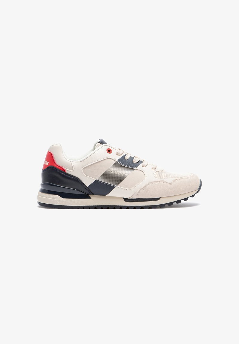 Baskets pour hommes avec une tige crème, des accents marins et un onglet de talon rouge. Présente un design texturé, des lacets et une semelle en caoutchouc pour une meilleure adhérence.