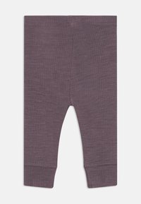Ribbestrømpebukser i en dempet lilla farge, med en myk tekstur, tettsittende design og ankellang lengde med elastisk midje og mansjetter.