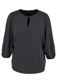 Černá blůza s výstřihem ve tvaru klíčové dírky, tříčtvrtečními nabíranými rukávy a jemnou, hladkou texturou. Obsahuje nařasené švy na ramenou a zakřivený lem.