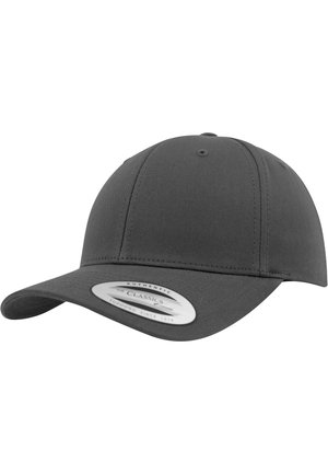 Grå baseballcap med en struktureret krone, buet skygge og tekstureret stof. Har et logo-patch foran og syning detaljer.