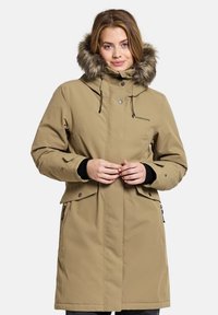 Beige Parkajacke mit einem gefütterten Kapuzenrand, Vorderreißverschluss, Druckknöpfen und Seitentaschen. Verfügt über eine glatte Außenseite und verstellbare Kordelzüge.