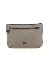 Borsa a busta grigia in pelle con finitura texturizzata, tasca frontale con zip superiore e accento logo nero. Bordo arrotondato.