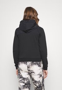 Felpa nera con cappuccio, dal tessuto morbido, con un pannello nero a contrasto sulle spalle e un orlo cropped.