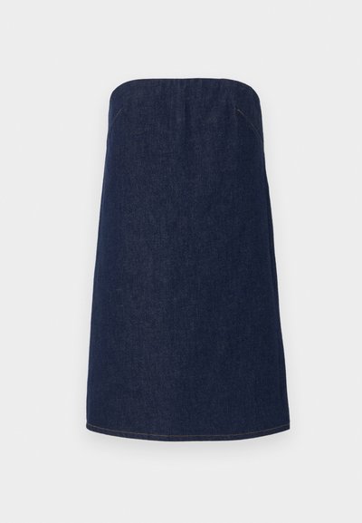 Tumedat denimpüksid, millel on sirge siluett ja ilma õlaku- ning rihmateta disain, sisaldavad kerget tikandit siga servade ja külgseinte juures, et lisada detailide mitmekesisust.