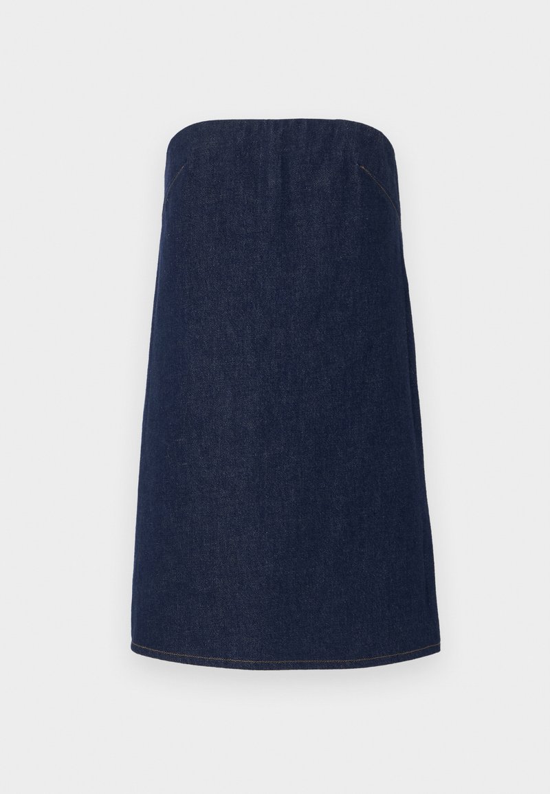 Donkerdenim strapless rok met een rechte silhouet, voorzien van lichte stiksels langs de zoom en de zijnaad voor extra detail.