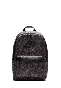 Nike-Rucksack in Schwarz und Grau mit einem strukturierten Muster, ausgestattet mit einer vorderen Reißverschlusstasche, doppeltem Reißverschluss und einem gepolsterten oberen Griff.