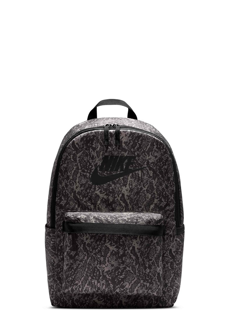 Nike-Rucksack in Schwarz und Grau mit einem strukturierten Muster, ausgestattet mit einer vorderen Reißverschlusstasche, doppeltem Reißverschluss und einem gepolsterten oberen Griff.
