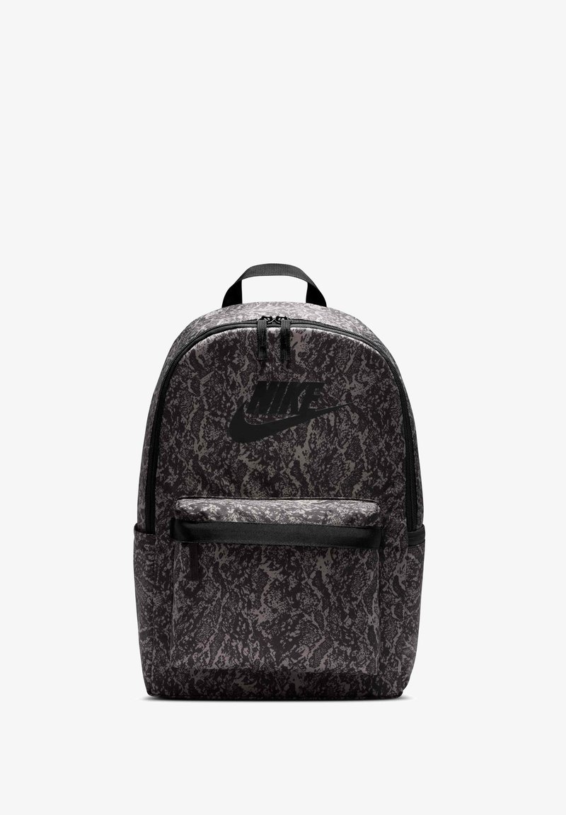 Fekete és szürke Nike hátizsák texturált mintával, elülső cipzáras zsebbel, dupla cipzáras záródással és párnázott felső fogantyúval.