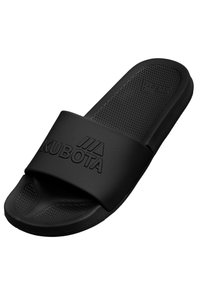 Czarne klapki z teksturowaną podeszwą. Posiadają szeroki pasek z wytłoczonym logo "KUBOTA", wykonane z elastycznego materiału.